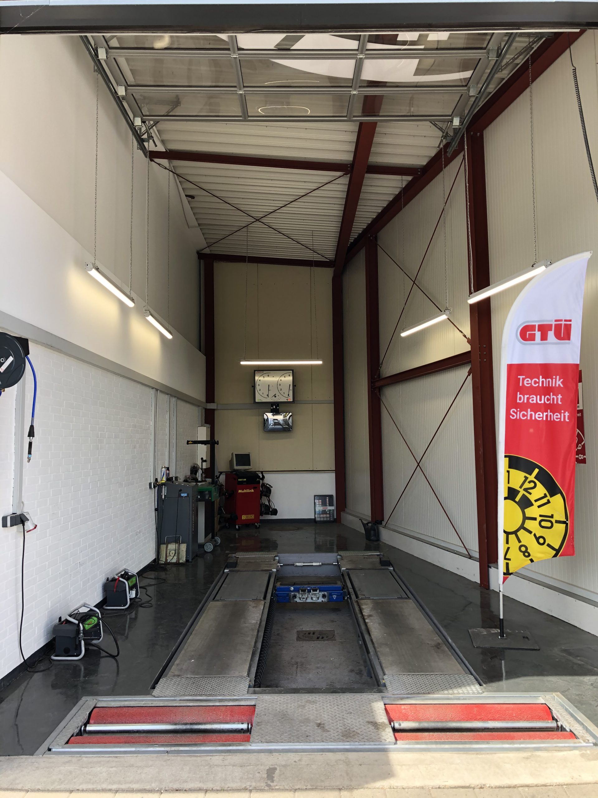 Halleneinfahrt Tüv- Gtü- Dekra Prüfstelle Rössing Nordstemmen Manke